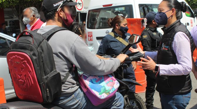 ¡No les importa su vida ni la de sus ocupantes! Motociclistas en Texcoco siguen sin usar casco