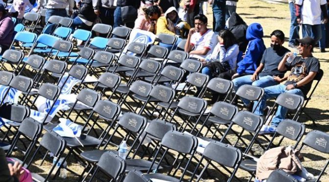 Panistas abandonan a Alejandra Del Moral en toma de protesta; acarreados repudian evento y huyen