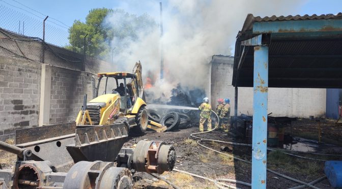 BOMBEROS SOFOCARON INCENDIO DE LLANTAS EN LA ZONA DEL BATÁN