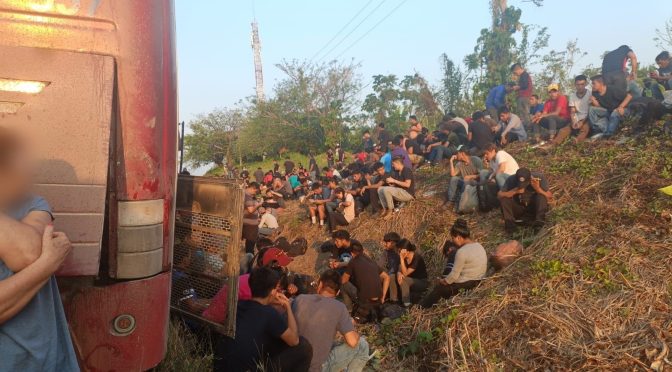 Abandonan a 407 migrantes en Veracruz; había guatemaltecos, hondureños y hasta cubanos