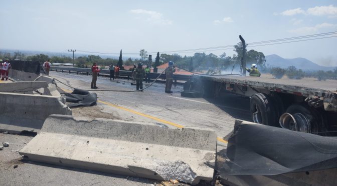 PC Texcoco atiende choque de tráilers y camioneta en la México-Veracruz