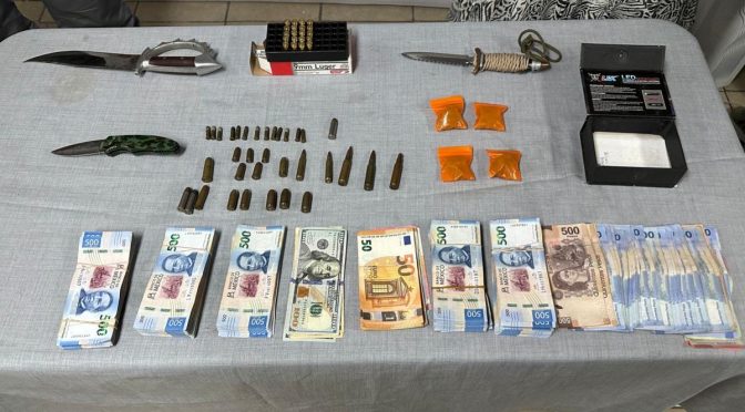 FGJEM, SSEM, y policía municipal de Neza aseguran narcóticos y dinero durante cateo en un domicilio