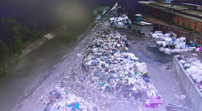 Encharcamientos en Texcoco se complican si se tira basura en ríos, canales y vía pública