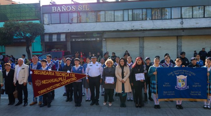 Izan bandera en Texcoco estudiantes, policía municipal y gobierno