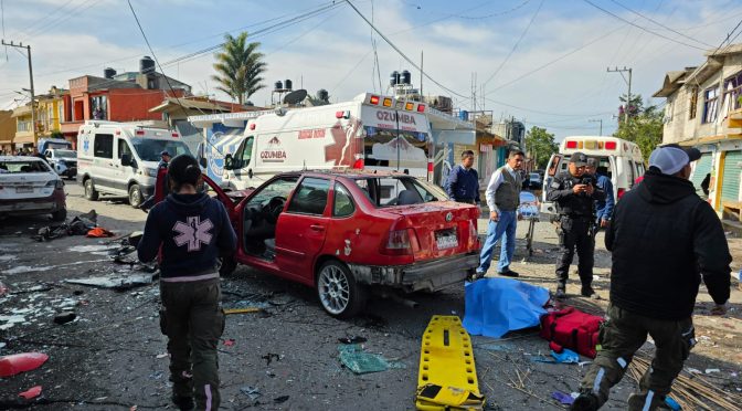 Servicios de emergencia del Edoméx atendieron explosión de camioneta cargada con pirotecnia en Tepetlixpa