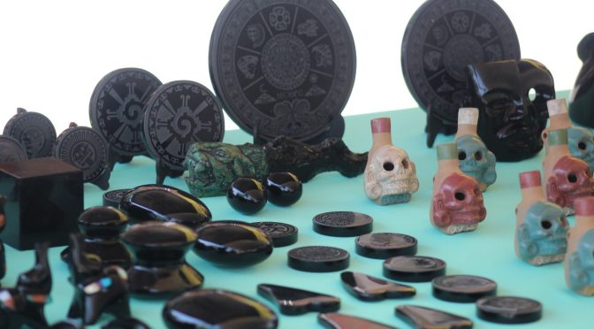 Transforman mexiquenses piedras de obsidiana en piezas artesanales de ornato y objetos utilitarios