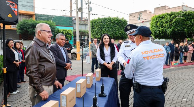 Entregan equipo a policías de Texcoco tras ceremonia de izamiento de bandera