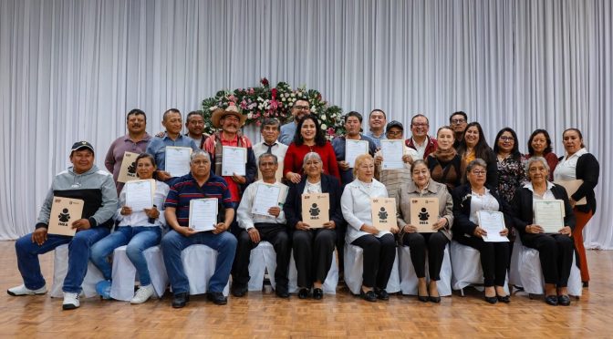 INEA entrega certificados de primaria y secundaria a 188 adultos mayores de Texcoco