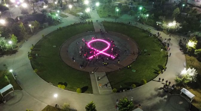 Un moño monumental iluminó la alameda Texcoco para recordar la lucha contra el cáncer