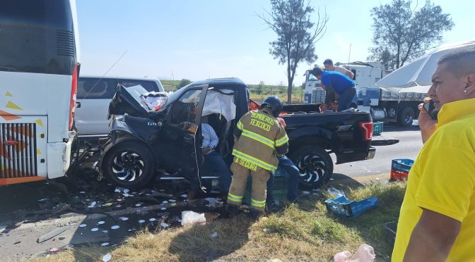 Bomberos de Texcoco atendieron accidente en la pista Peñon-Texcoco este fin de semana; hubo 16 lesionados