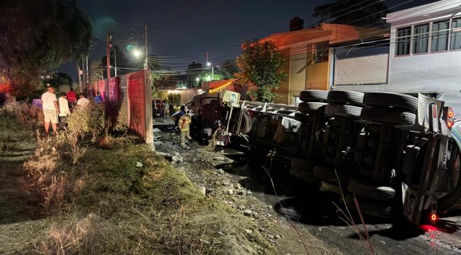 Bomberos de Texcoco atendieron volcadura de pipa cargada de agua