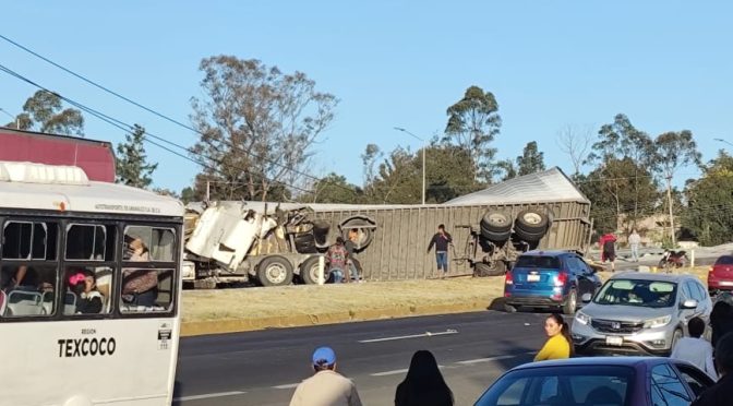 Volcadura de tráiler sobre la Calpulalpan-Texcoco deja como saldo dos fallecidos y dos lesionados