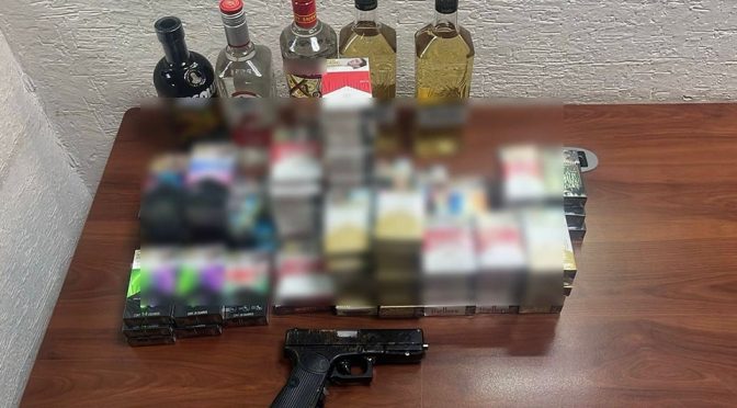 Sujetos robaron con violencia tienda de conveniencia y los detienen; se llevaban alcohol y cigarros