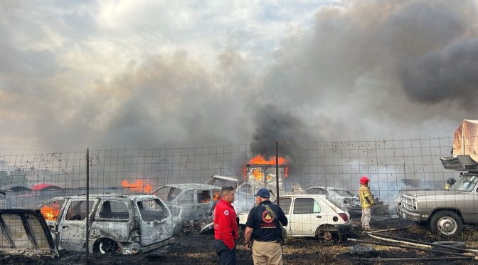 Bomberos de Texcoco sofocaron incendio en taller de hojalatería; se incendiaron al menos 11 autos