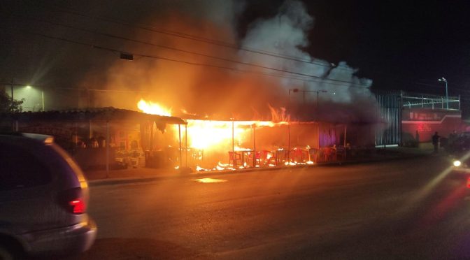 Se quema taquería en Ecatepec; Bomberos logran sofocar el incendio