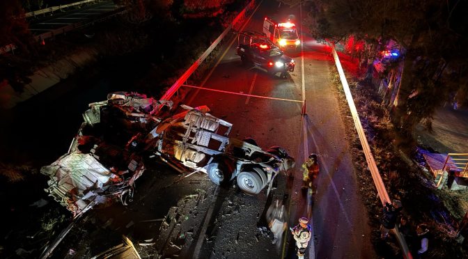 Bomberos Texcoco rescatan el cuerpo de conductor de tráiler siniestrado en la pista Peñón-Texcoco